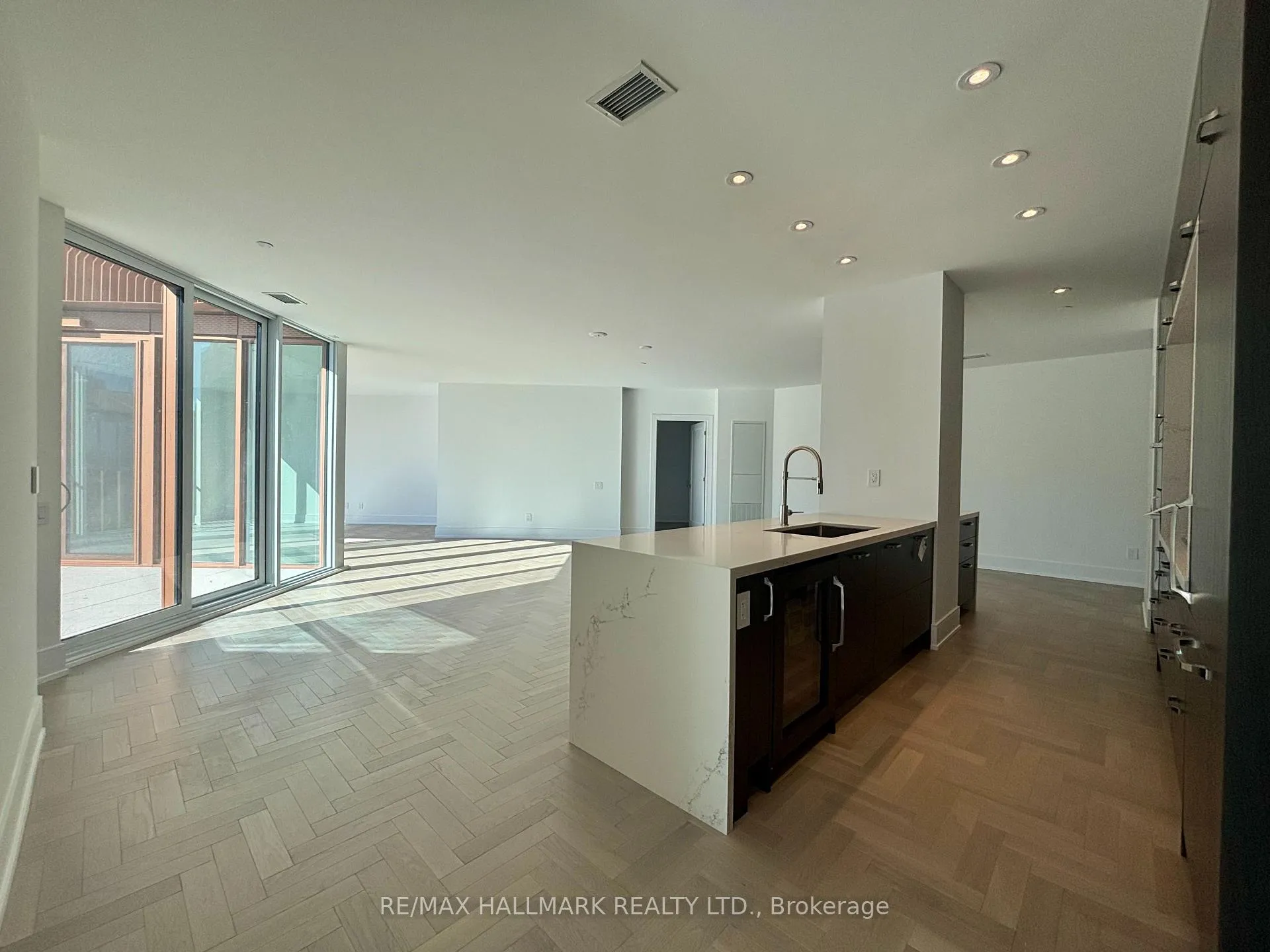 Photo 5 of Unit 907, 155 Merchants' Wharf, Toronto, Waterfront Communities — HOMEH
