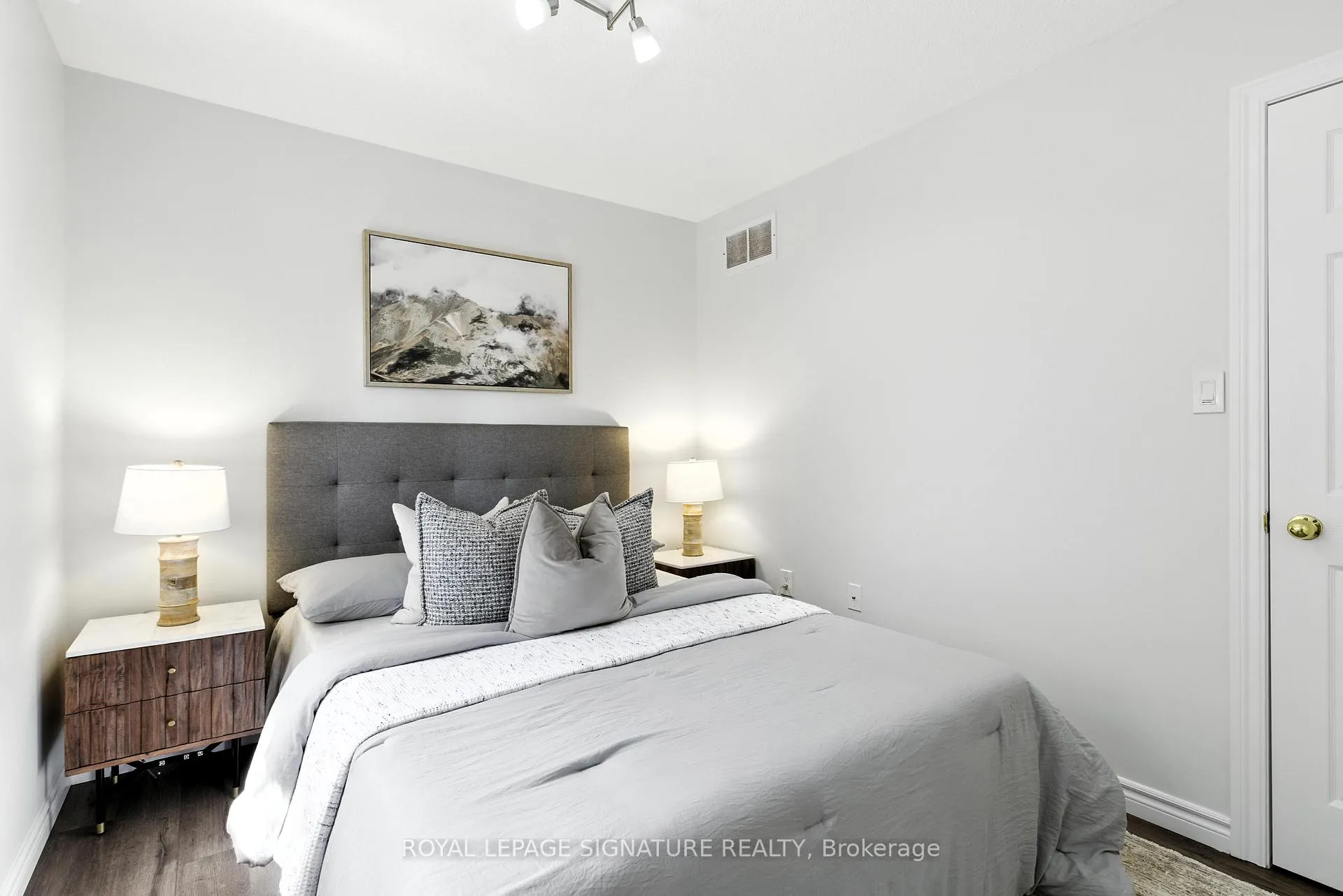 Photo 15 of Unit Main, 20 Pacific Avenue, Barrie, Little Lake — HOMEH