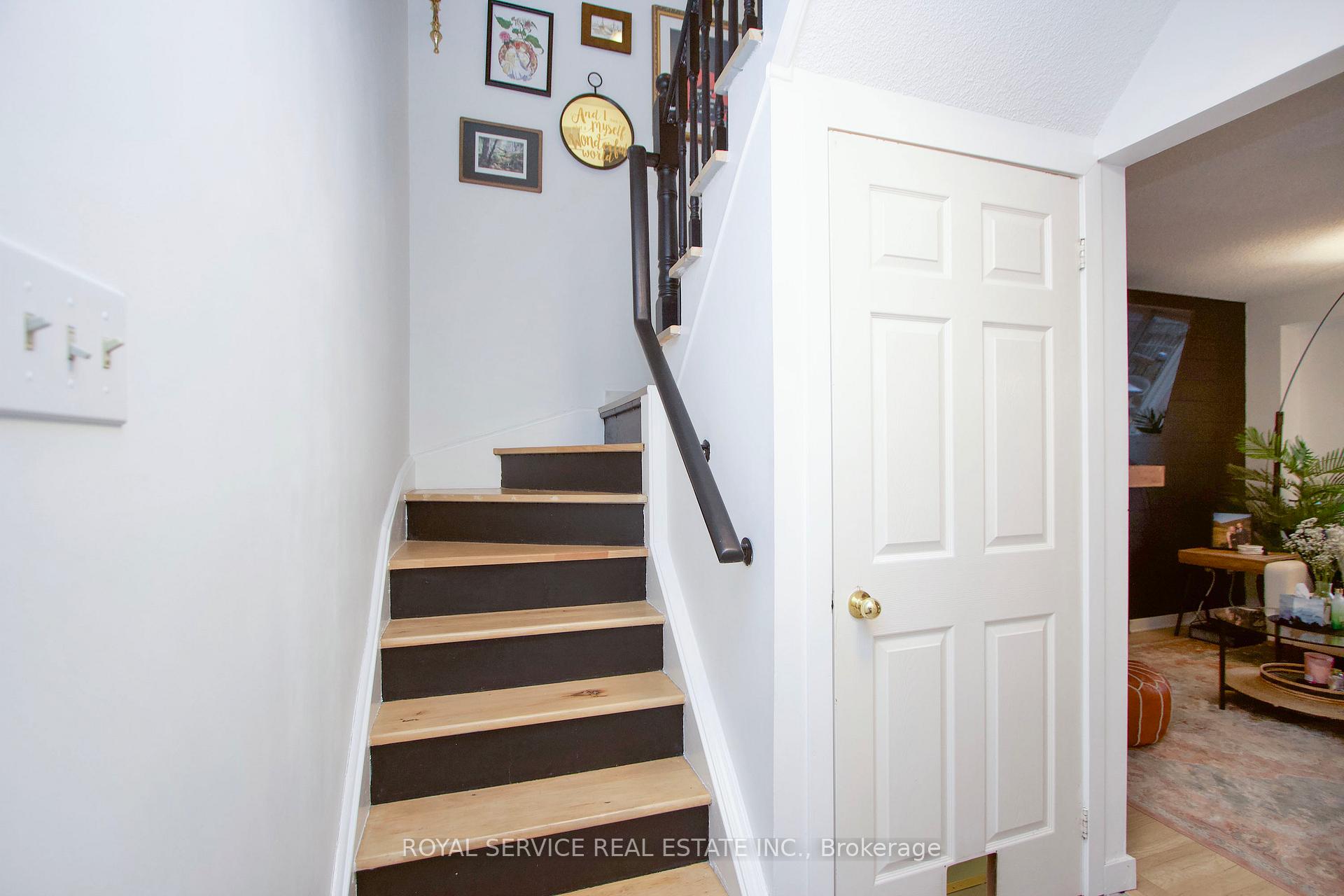 Photo 3 of 992 Fraser Court, Cobourg — HOMEH