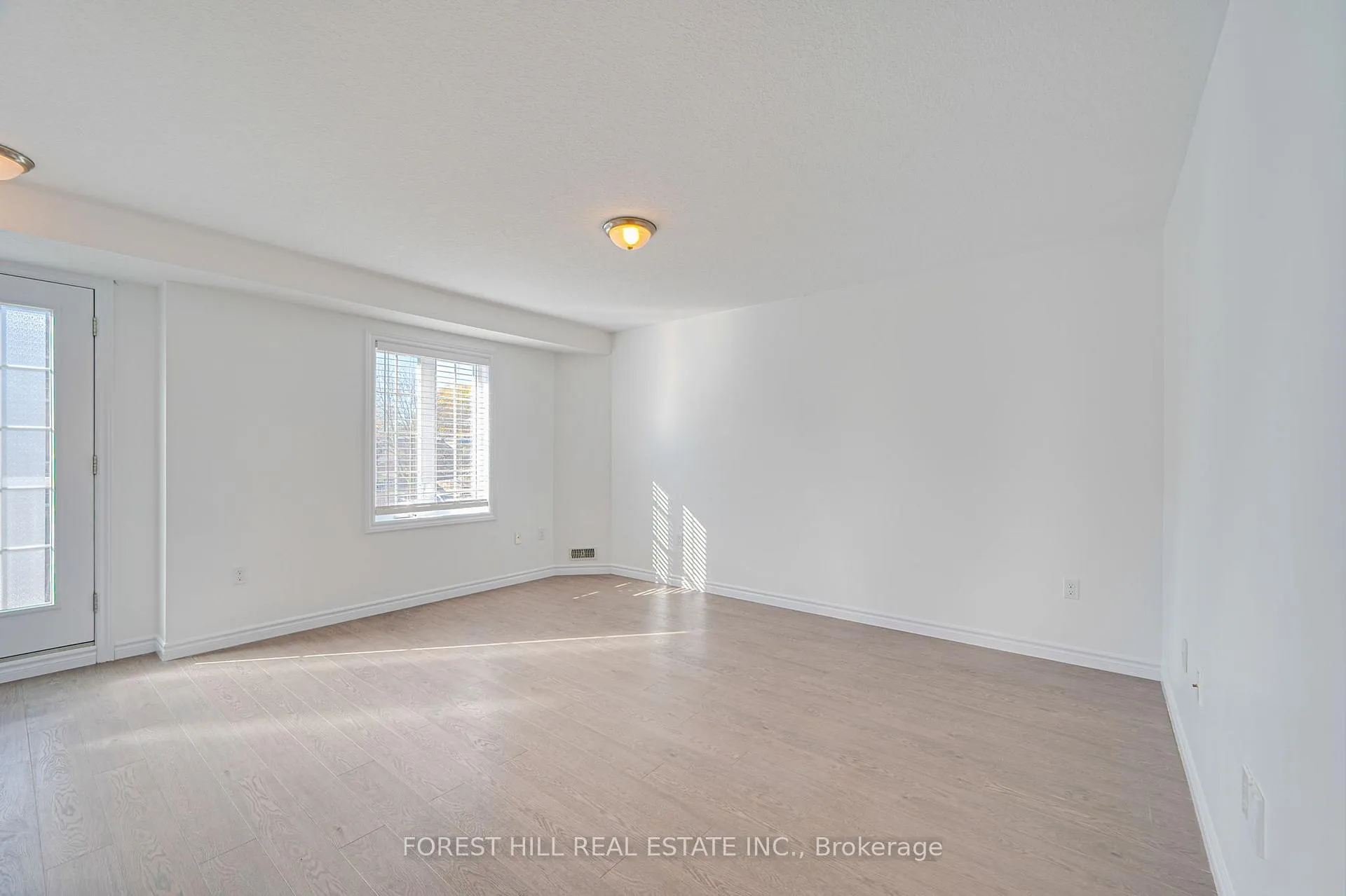 Photo 3 of Unit 15B, 55 Mooregate Crescent, Kitchener, Victoria Hills — HOMEH