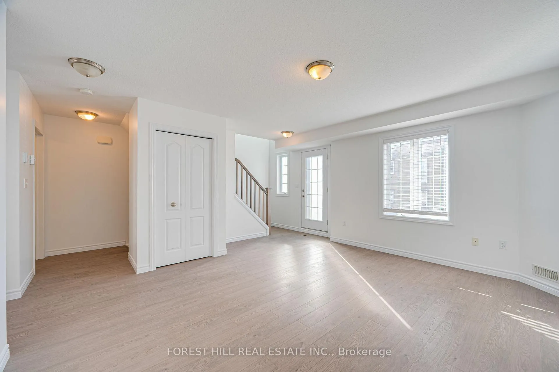 Photo 5 of Unit 15B, 55 Mooregate Crescent, Kitchener, Victoria Hills — HOMEH