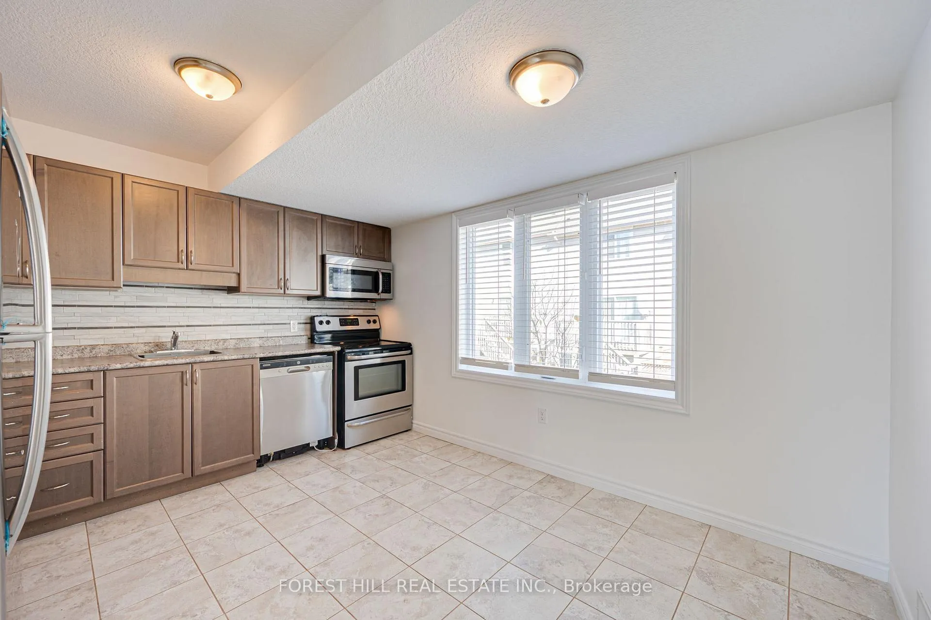 Photo 6 of Unit 15B, 55 Mooregate Crescent, Kitchener, Victoria Hills — HOMEH