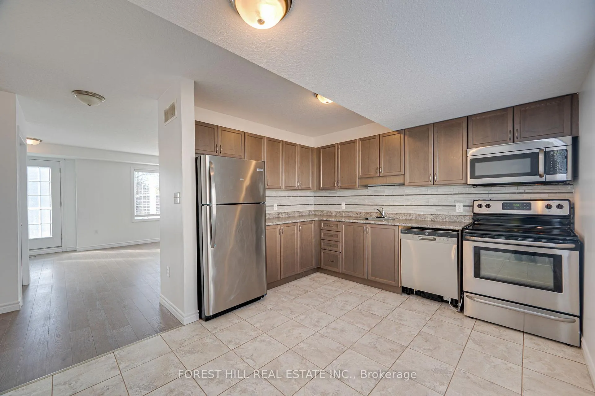 Photo 8 of Unit 15B, 55 Mooregate Crescent, Kitchener, Victoria Hills — HOMEH