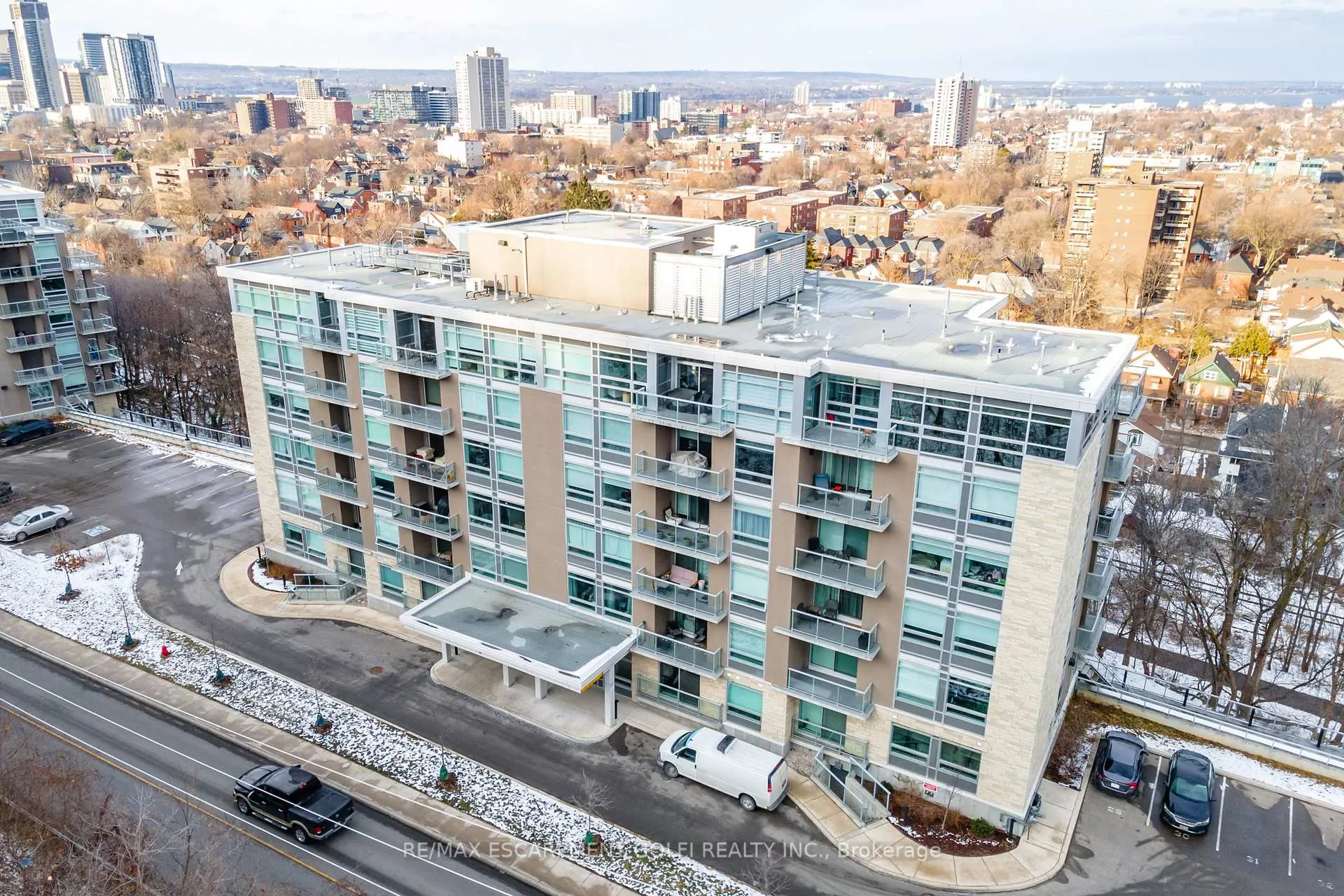 Front of Unit 305, 467 Charlton Avenue E