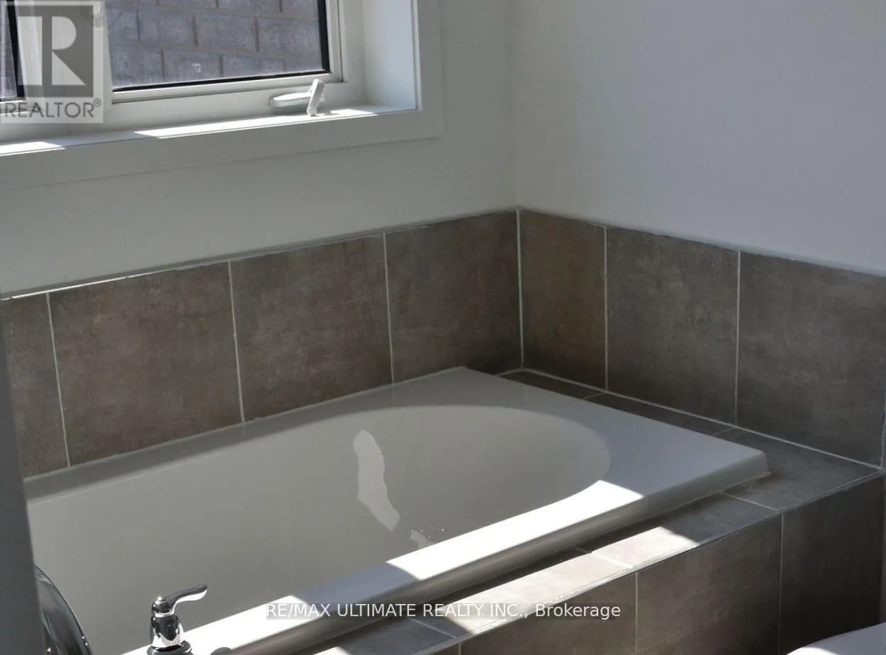 Photo 6 of 795 Heathrow Path Road, Oshawa, Samac — HOMEH