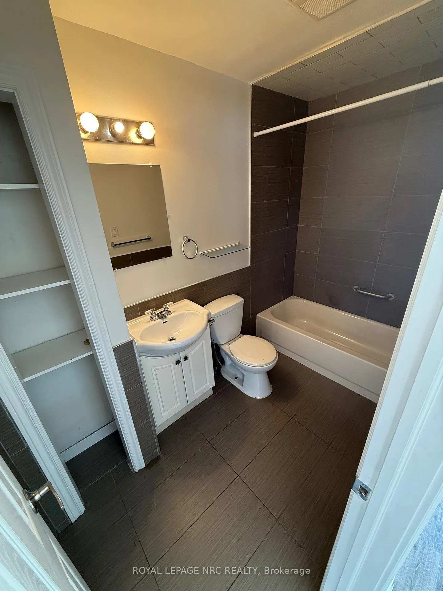 Photo 5 of Unit 2, 72 Hartzel Road, St. Catharines, Secord Woods — HOMEH