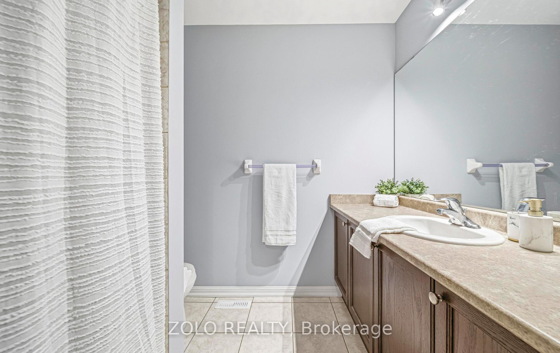 Photo 20 of 40 Farmstead Drive, Clarington, Bowmanville — HOMEH