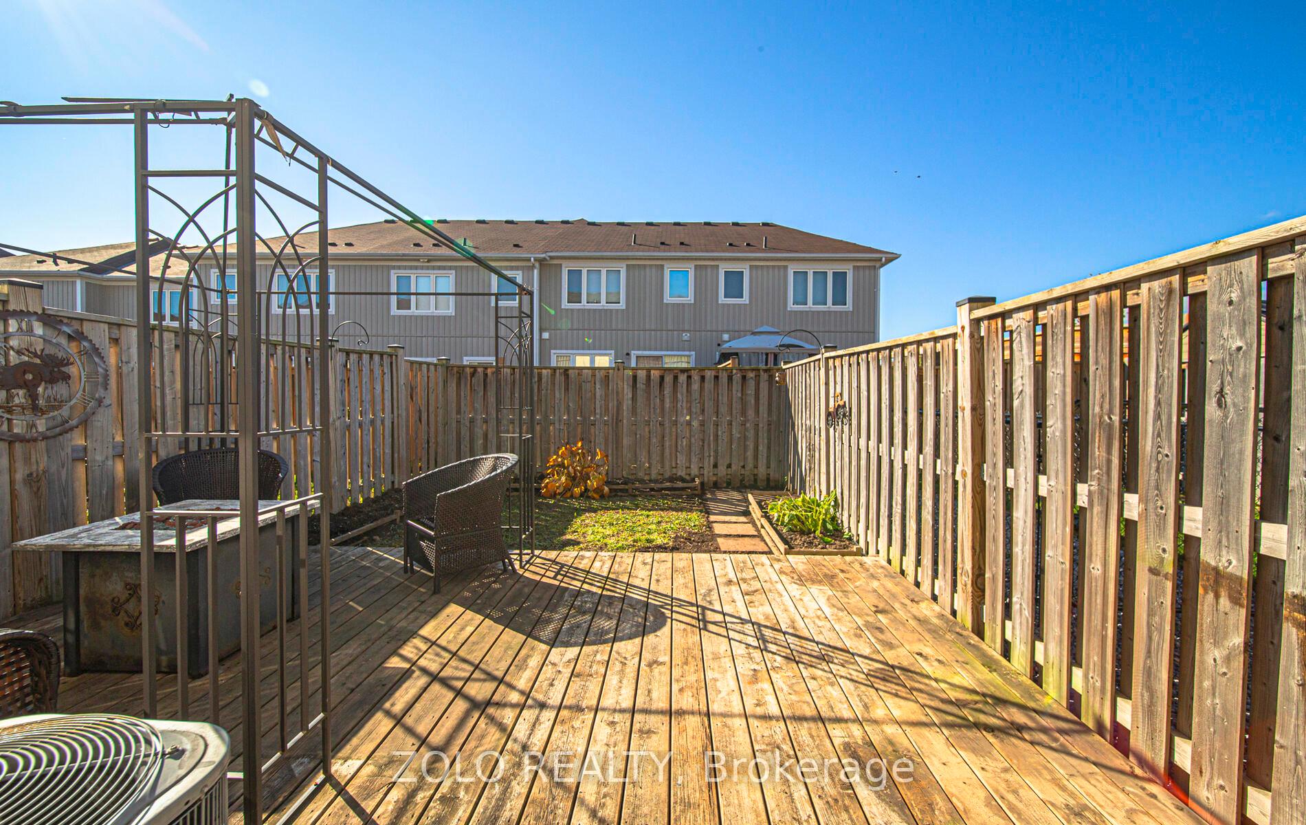 Photo 25 of 40 Farmstead Drive, Clarington, Bowmanville — HOMEH