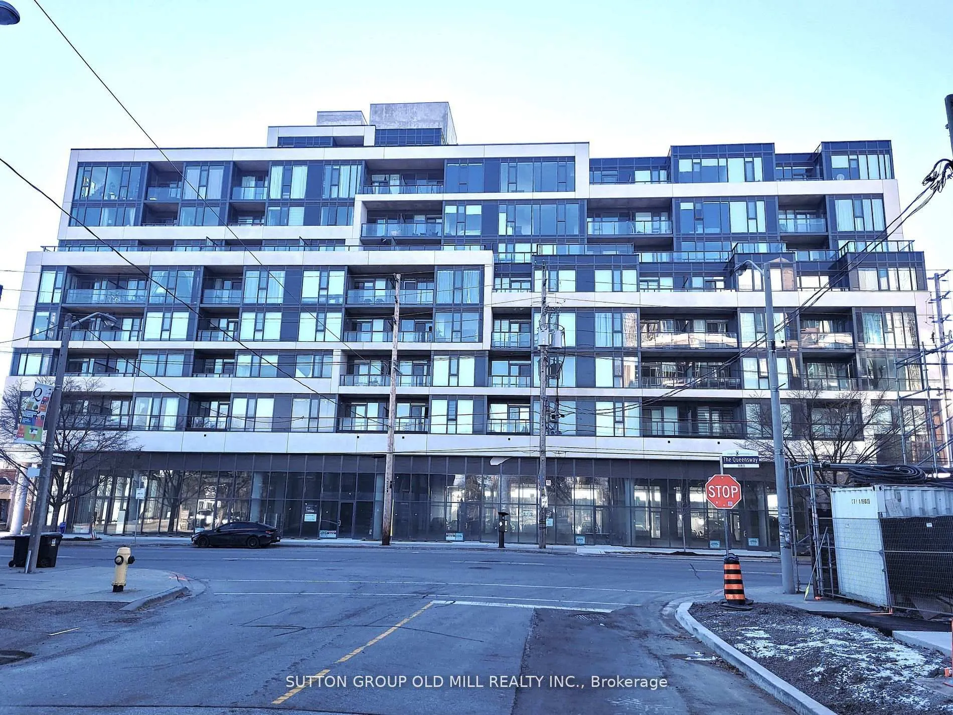 Front of Unit 806, 859 The Queensway