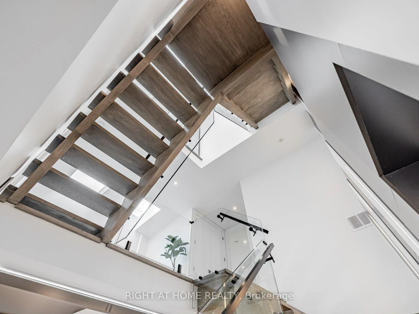 Photo 14 of 19 Devon Road, Toronto, East End-Danforth — HOMEH