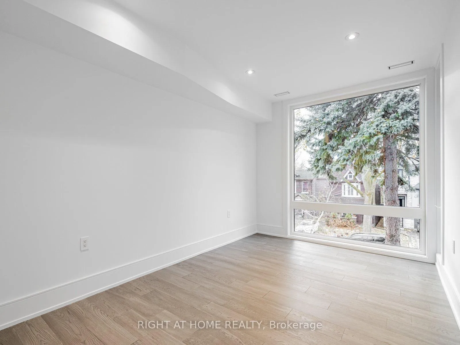 Photo 18 of 19 Devon Road, Toronto, East End-Danforth — HOMEH
