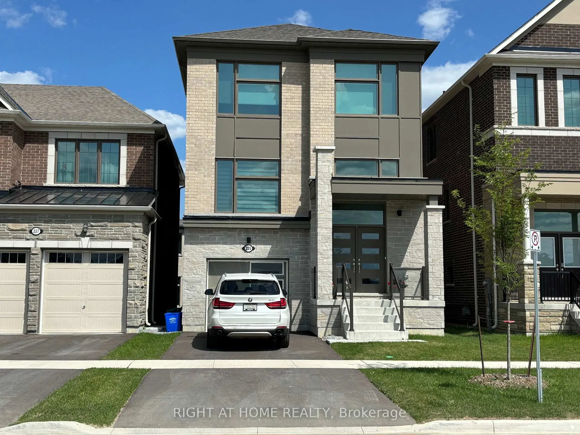 Front of 225 Beaverbrae Drive
