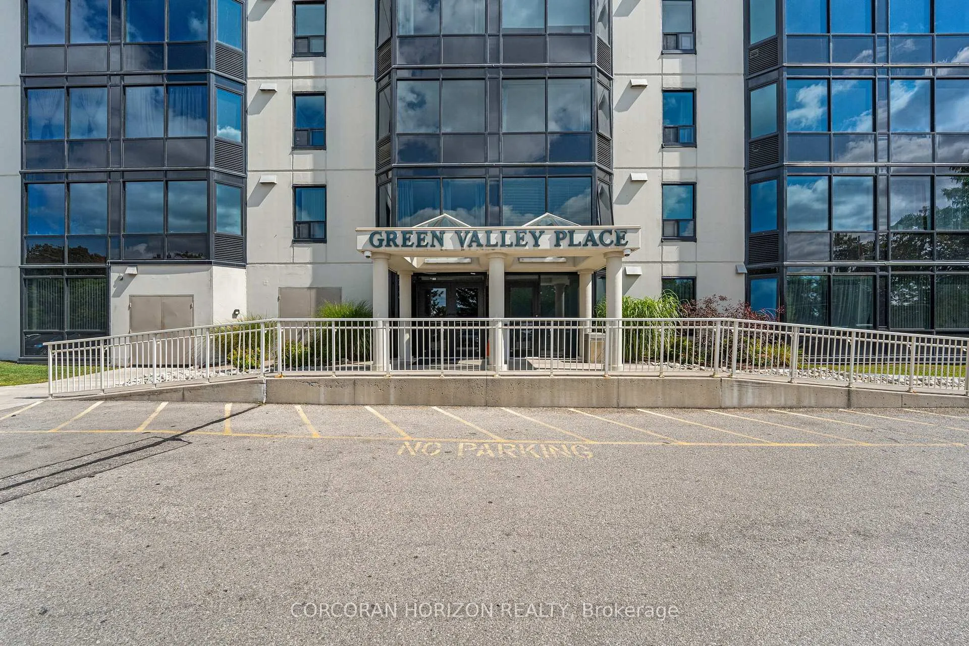 Photo 2 of Unit 1614, 35 Green Valley Drive, Kitchener — HOMEH