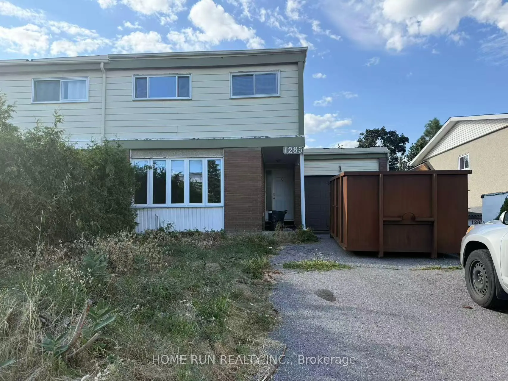 Front of 1285 Meadowland Drive E