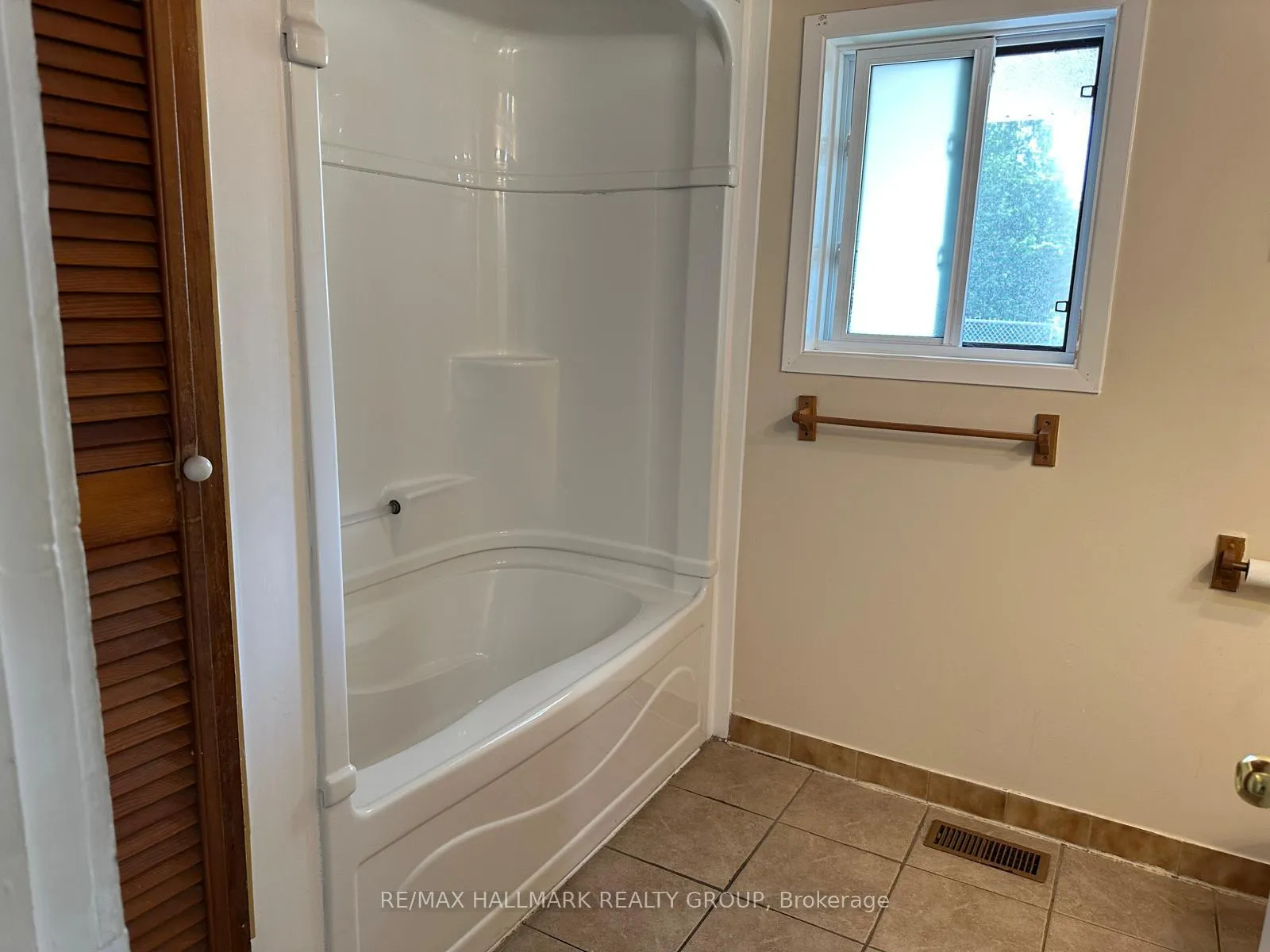Photo 13 of 2440 Leitrim Road, Ottawa, Emerald Woods/Sawmill Creek — HOMEH