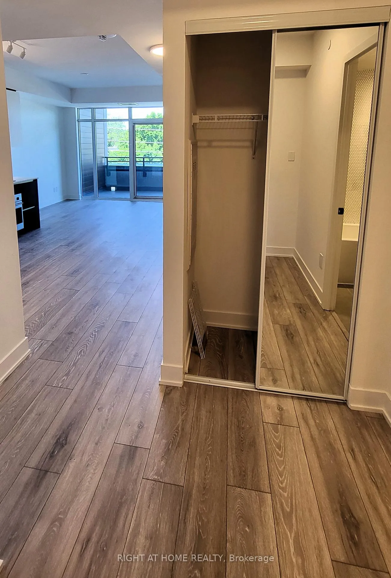 Photo 5 of Unit 403, 1285 Queen Street E, Toronto, Greenwood-Coxwell — HOMEH