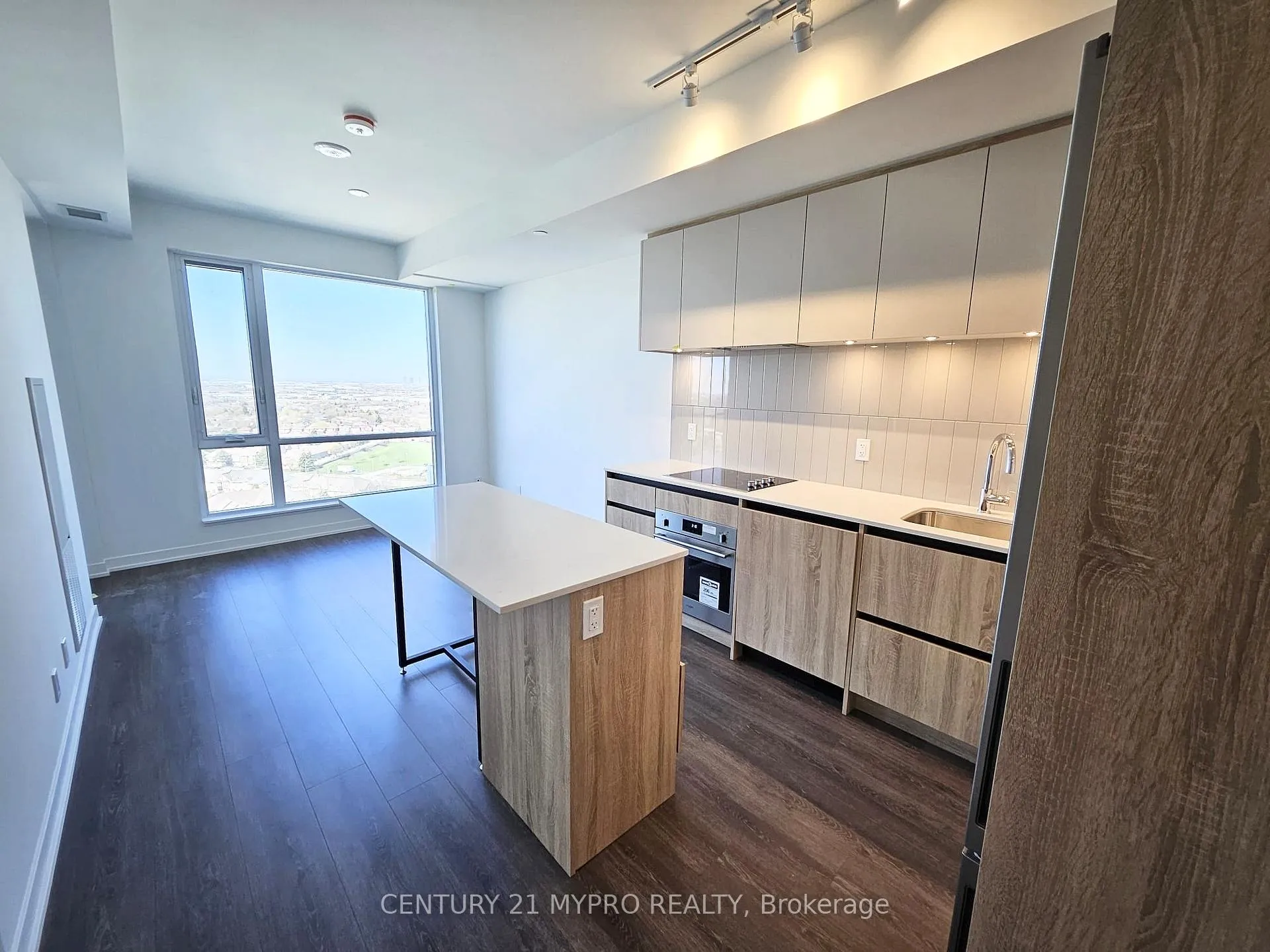 Front of Unit 1913, 7950 Bathurst Street