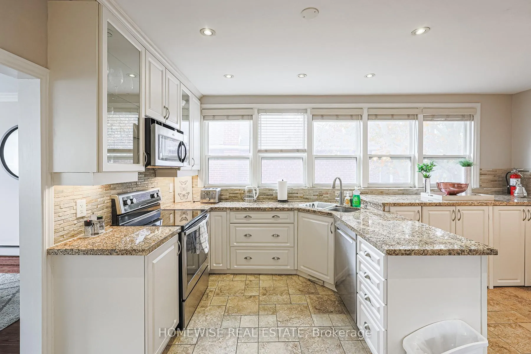 Photo 16 of Unit 4, 8 Ridge Hill Drive, Toronto, Forest Hill North — HOMEH
