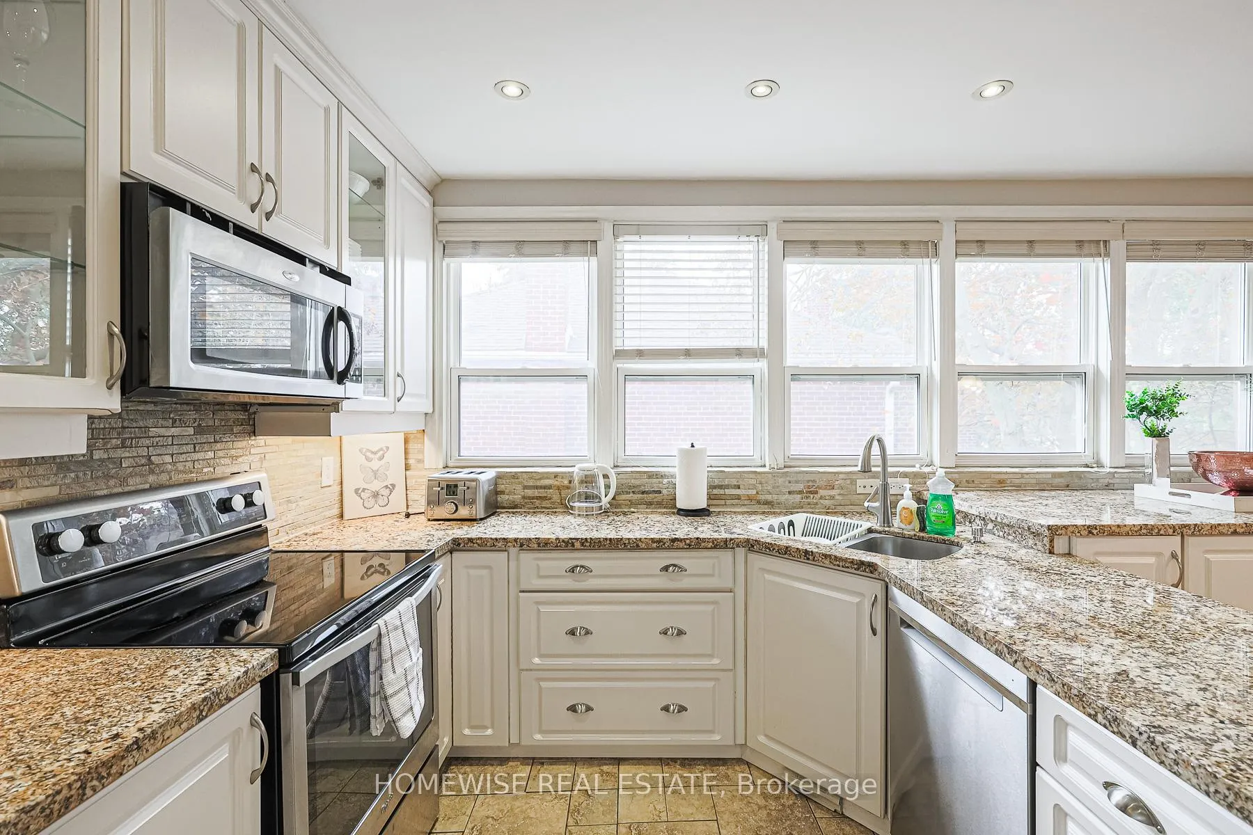Photo 18 of Unit 4, 8 Ridge Hill Drive, Toronto, Forest Hill North — HOMEH