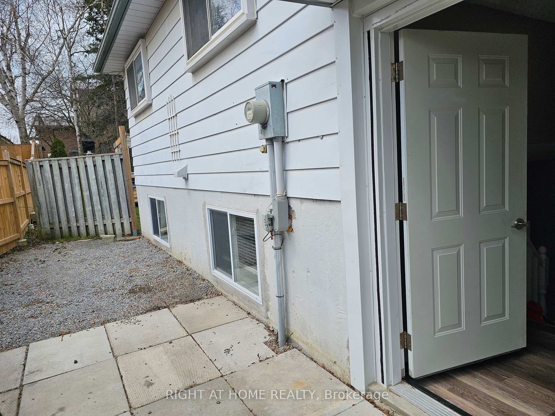 Photo 4 of 4 Morgandale Crescent, Clarington, Bowmanville — HOMEH