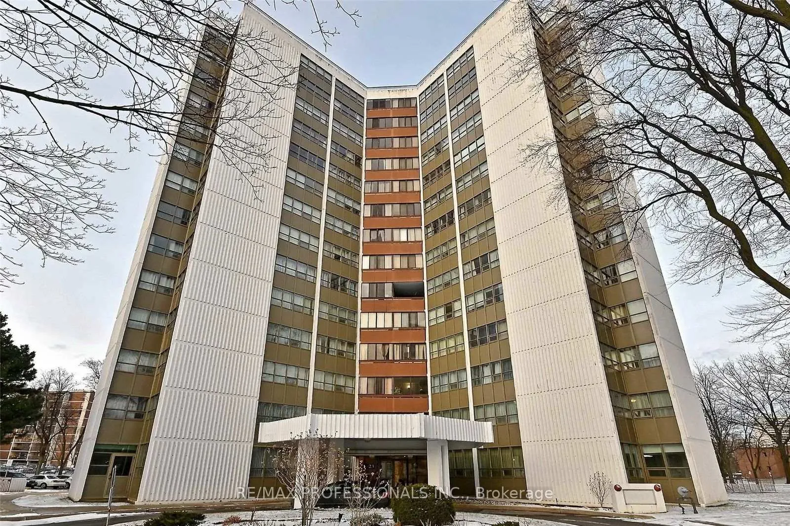Front of Unit 802, 2323 Confederation Parkway