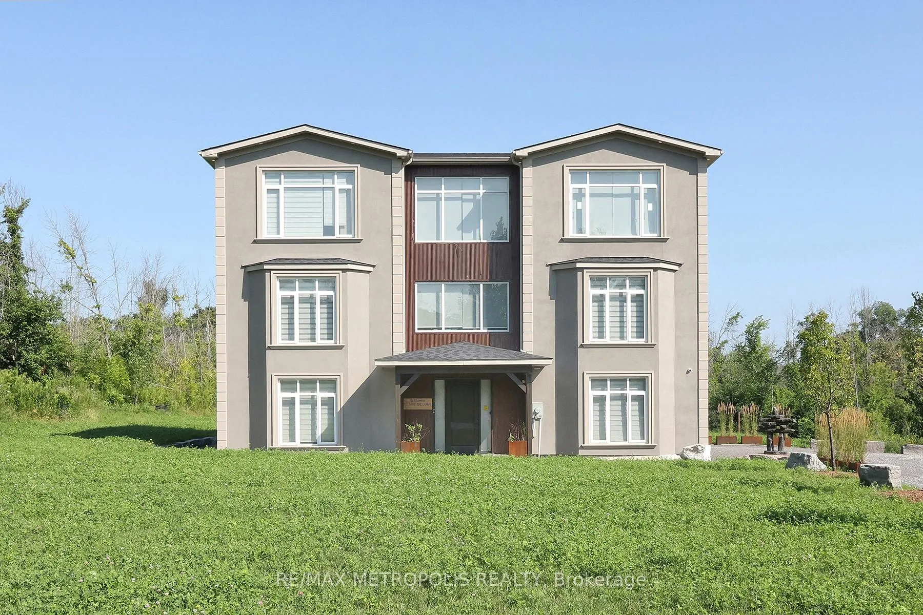 Front of 118 Parkview Drive