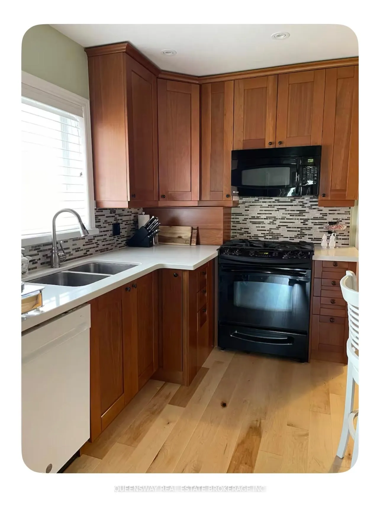 Photo 7 of 14 Oakfield Drive, Etobicoke, Stonegate-Queensway — HOMEH