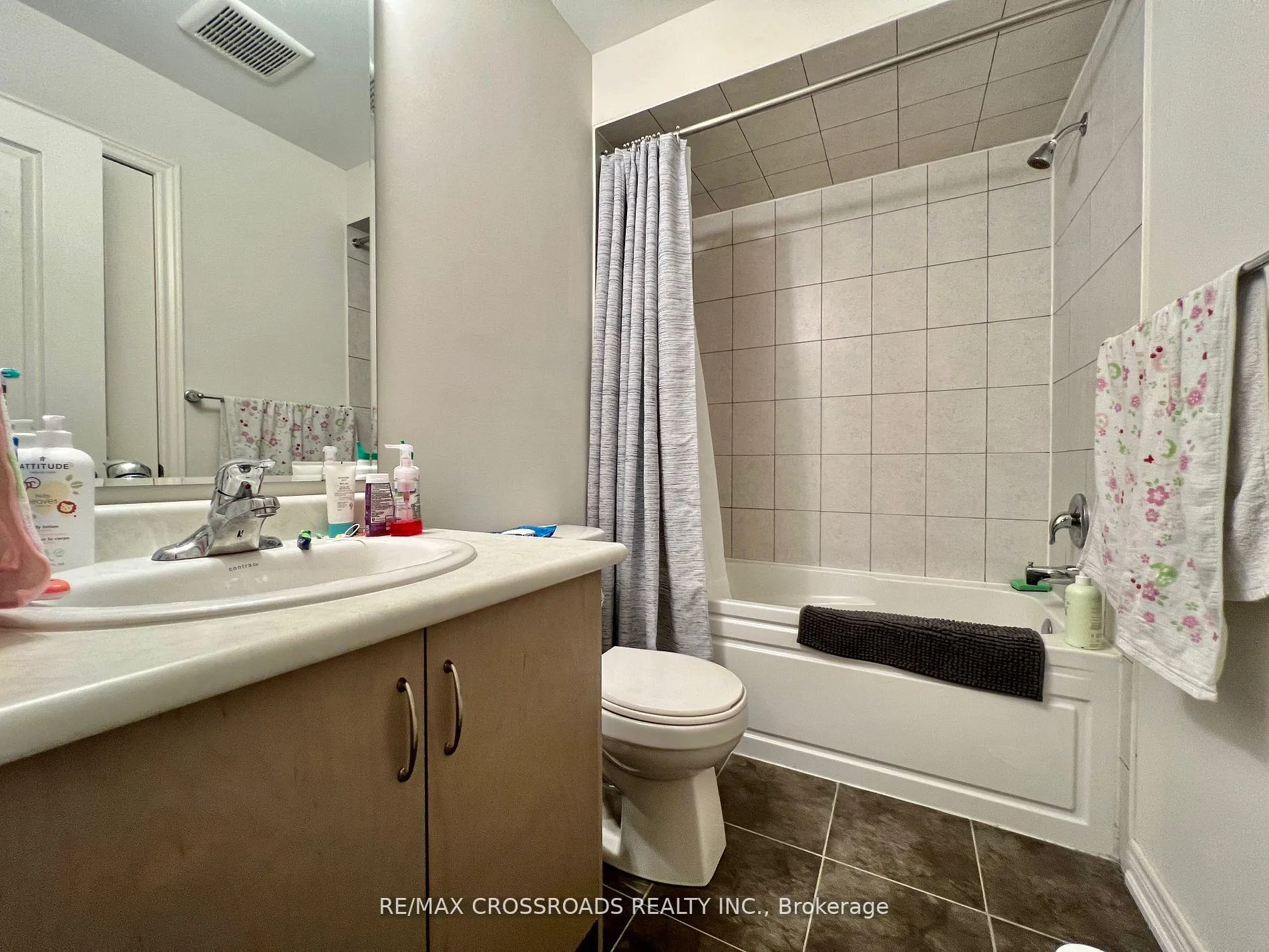 Photo 20 of 26 Spiv Grove Way, Markham, Greensborough — HOMEH
