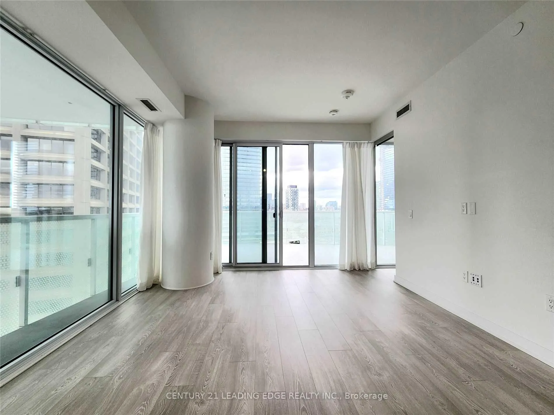 Photo 5 of Unit 1407, 15 Queens Quay E, Toronto, Waterfront Communities — HOMEH