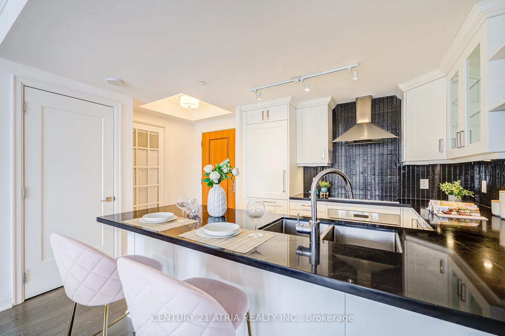 Photo 6 of Unit 501, 15 Stollery Pond Crescent, Markham, Angus Glen — HOMEH