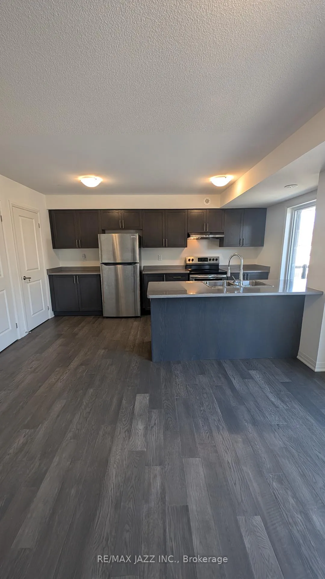 Photo 3 of Unit D, 22 Lookout Drive, Clarington, Bowmanville — HOMEH