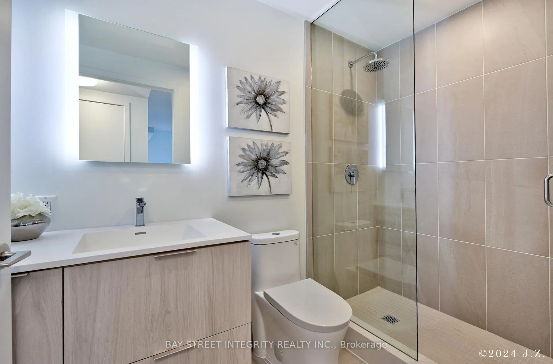 Photo 4 of Unit 403, 185 Alberta Avenue W, Toronto, Oakwood Village — HOMEH