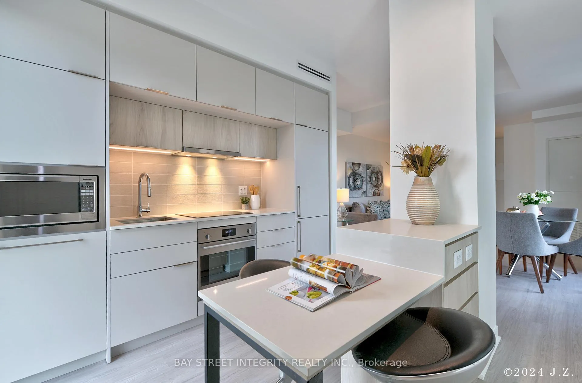 Photo 11 of Unit 403, 185 Alberta Avenue W, Toronto, Oakwood Village — HOMEH