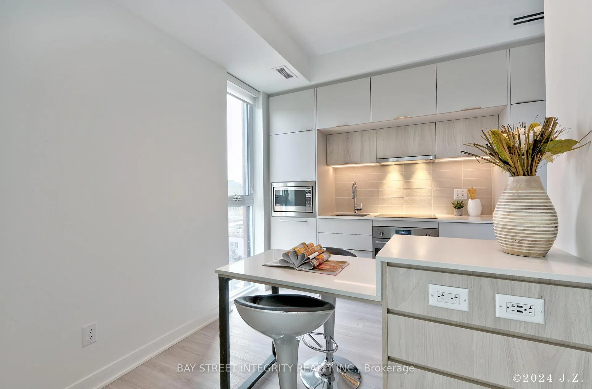 Photo 12 of Unit 403, 185 Alberta Avenue W, Toronto, Oakwood Village — HOMEH