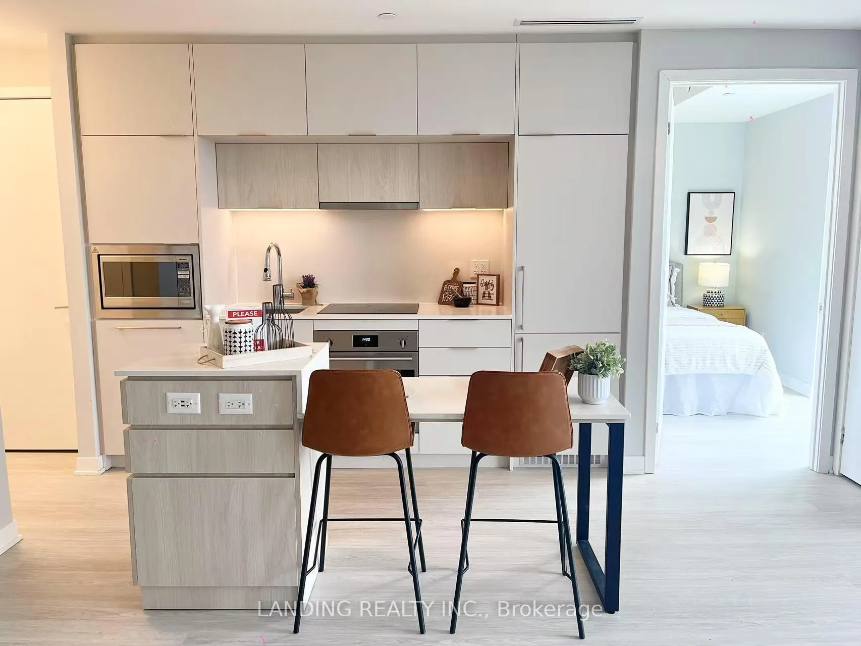 Photo 4 of Unit 1104, 185 Alberta Avenue, Toronto, Oakwood Village — HOMEH