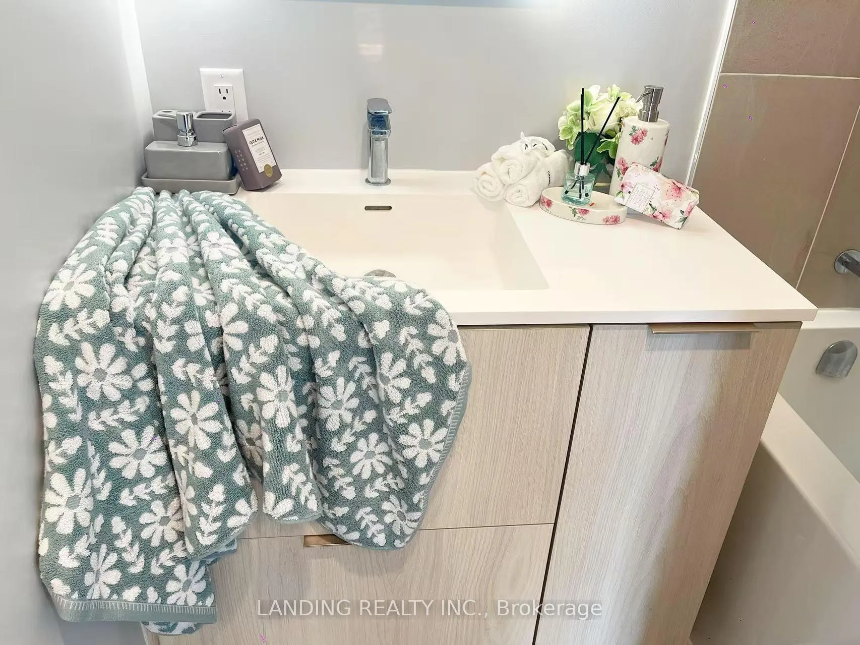 Photo 12 of Unit 1104, 185 Alberta Avenue, Toronto, Oakwood Village — HOMEH