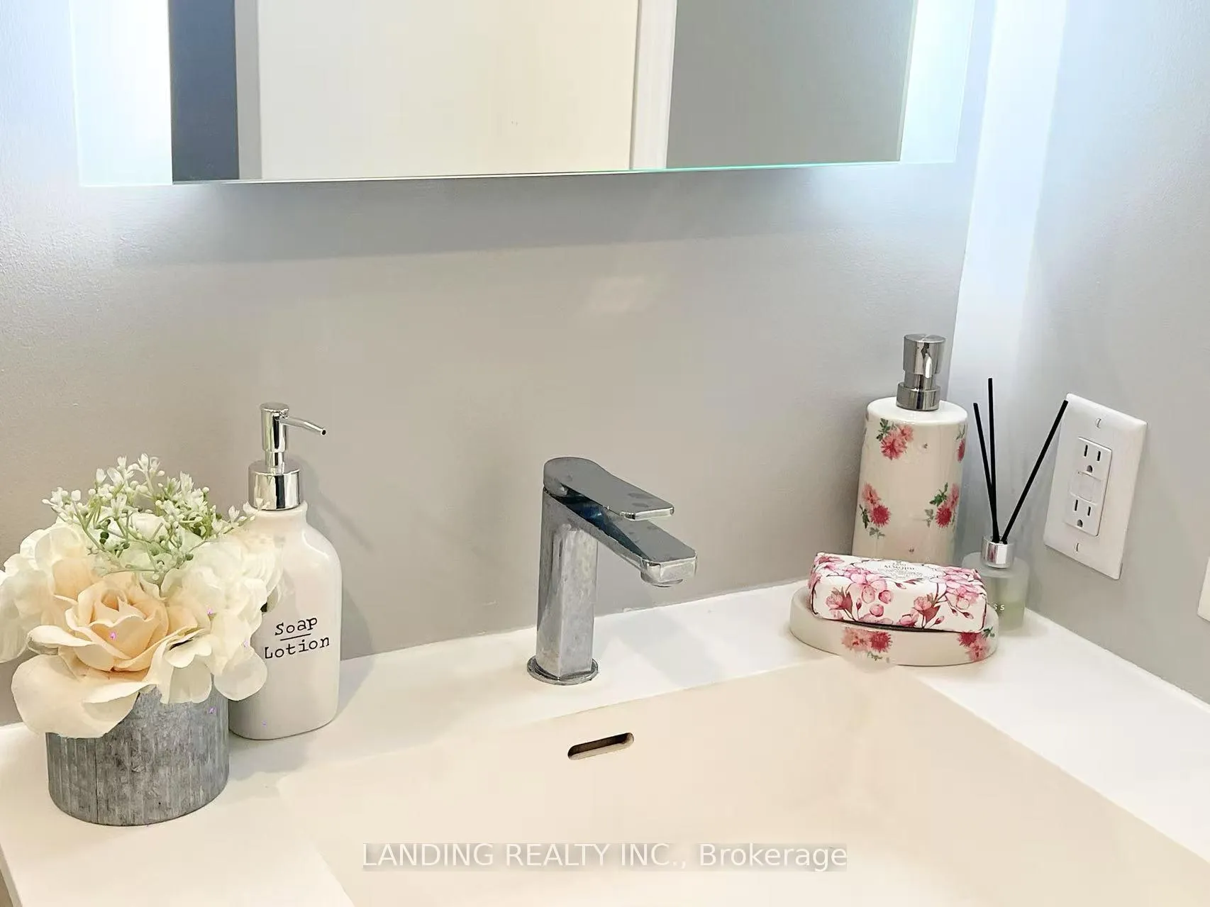 Photo 13 of Unit 1104, 185 Alberta Avenue, Toronto, Oakwood Village — HOMEH