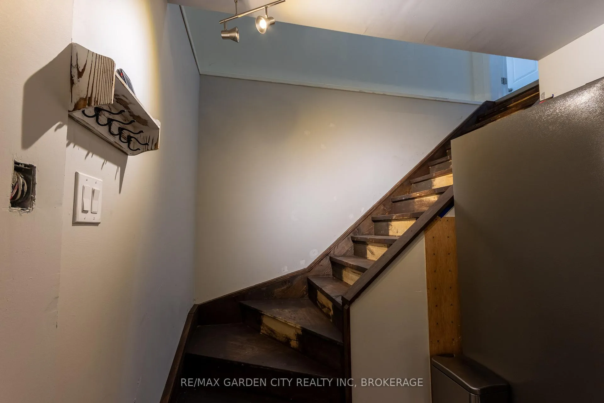 Photo 3 of 90 A Ormond Street N, Thorold, Thorold Downtown — HOMEH