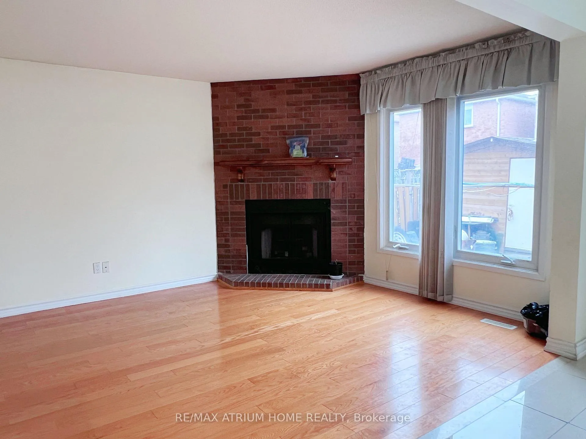 Photo 5 of Unit Upper, 3 Douglas Haig Drive, Markham, Milliken Mills East — HOMEH