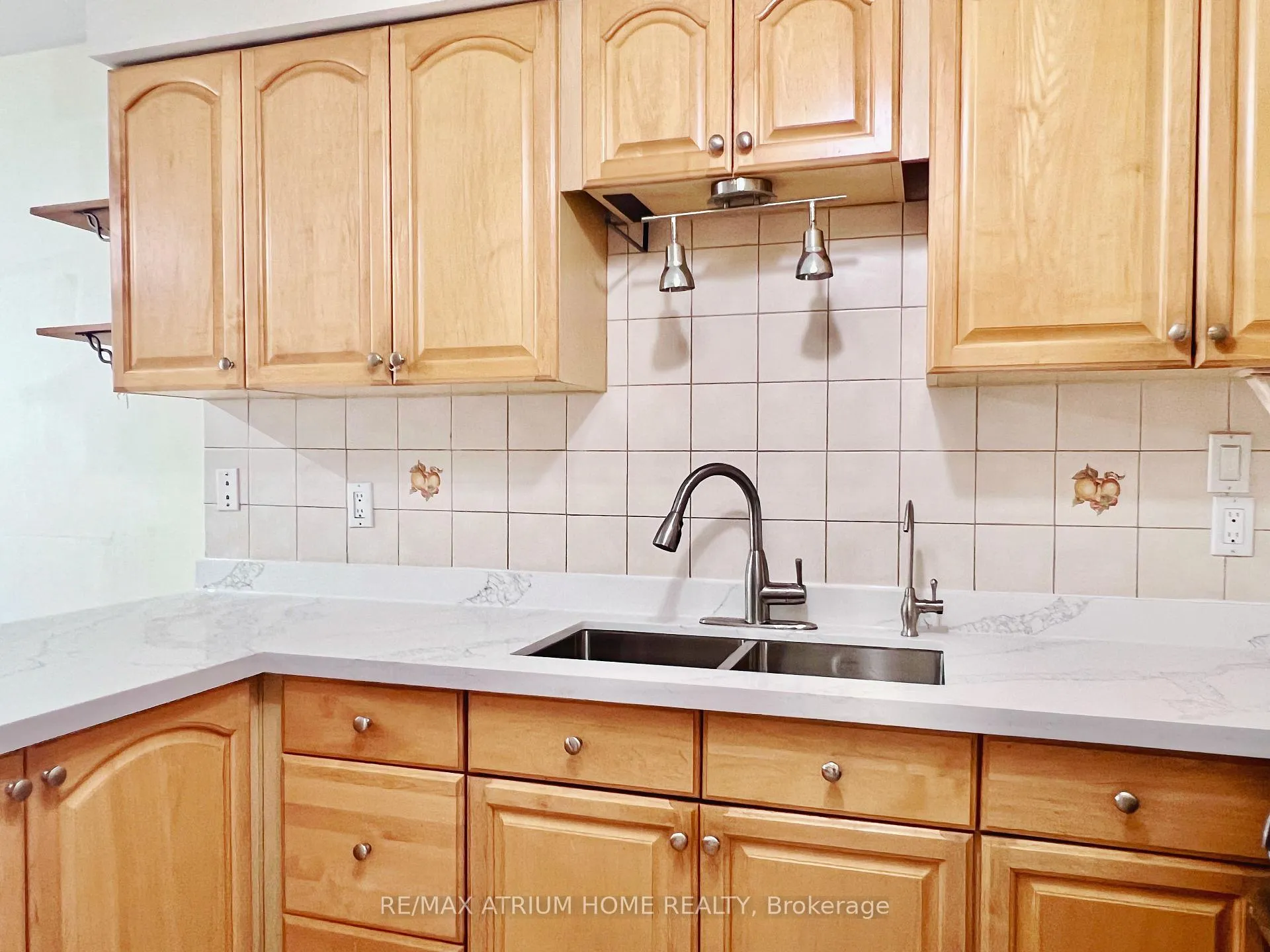 Photo 8 of Unit Upper, 3 Douglas Haig Drive, Markham, Milliken Mills East — HOMEH