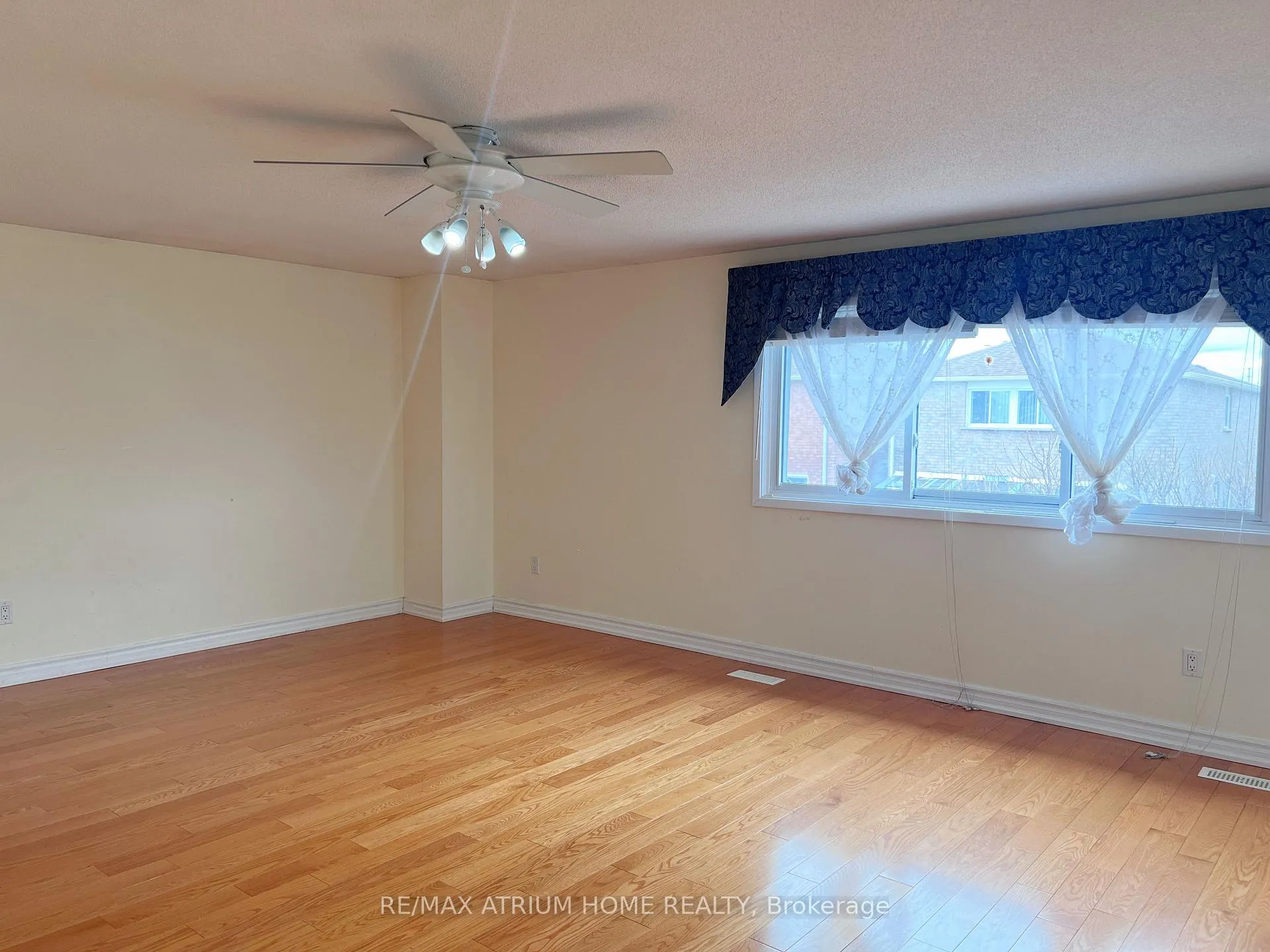 Photo 10 of Unit Upper, 3 Douglas Haig Drive, Markham, Milliken Mills East — HOMEH
