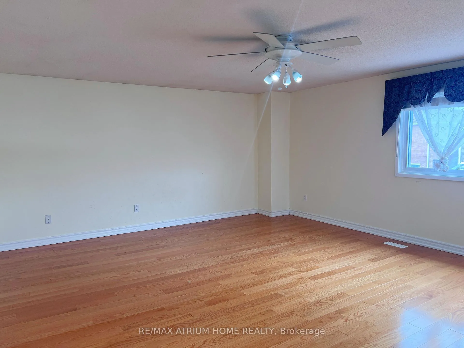 Photo 12 of Unit Upper, 3 Douglas Haig Drive, Markham, Milliken Mills East — HOMEH