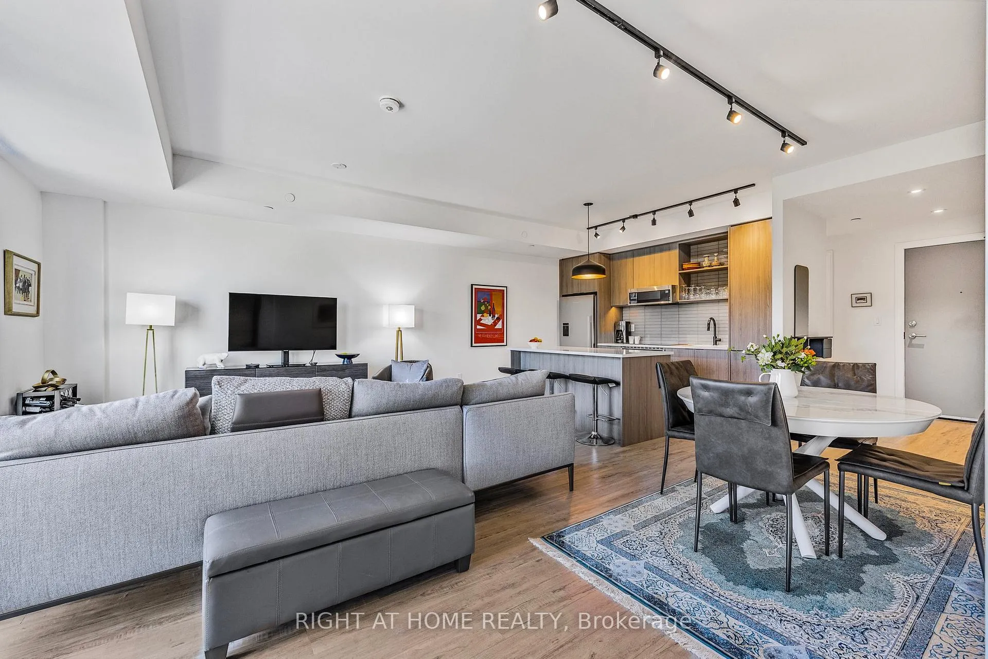 Photo 13 of Unit 720, 185 Dunlop Street E, Barrie, Lakeshore — HOMEH