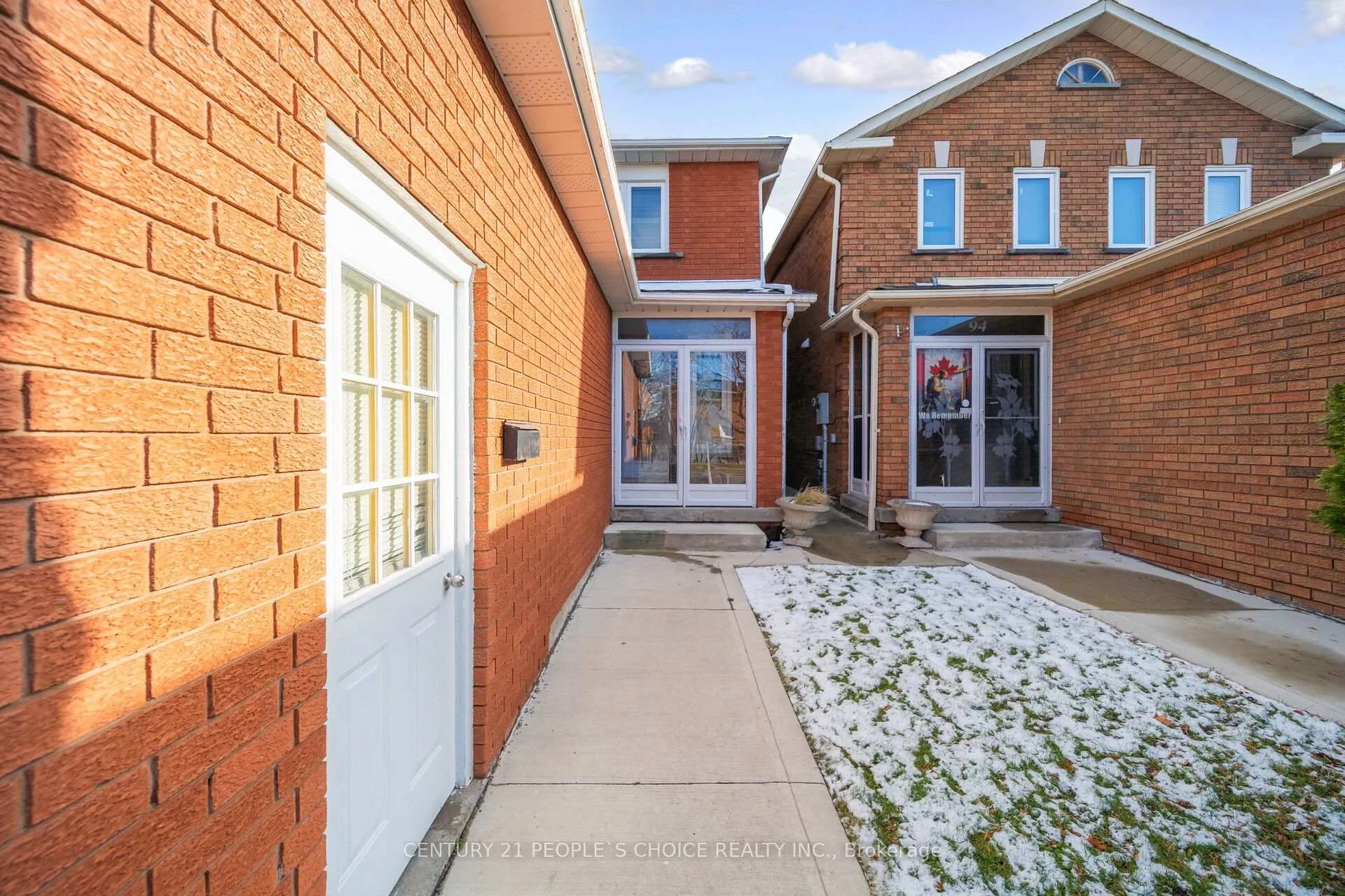 Photo 3 of 92 Woolridge Court, Brampton, Fletcher's Creek South — HOMEH