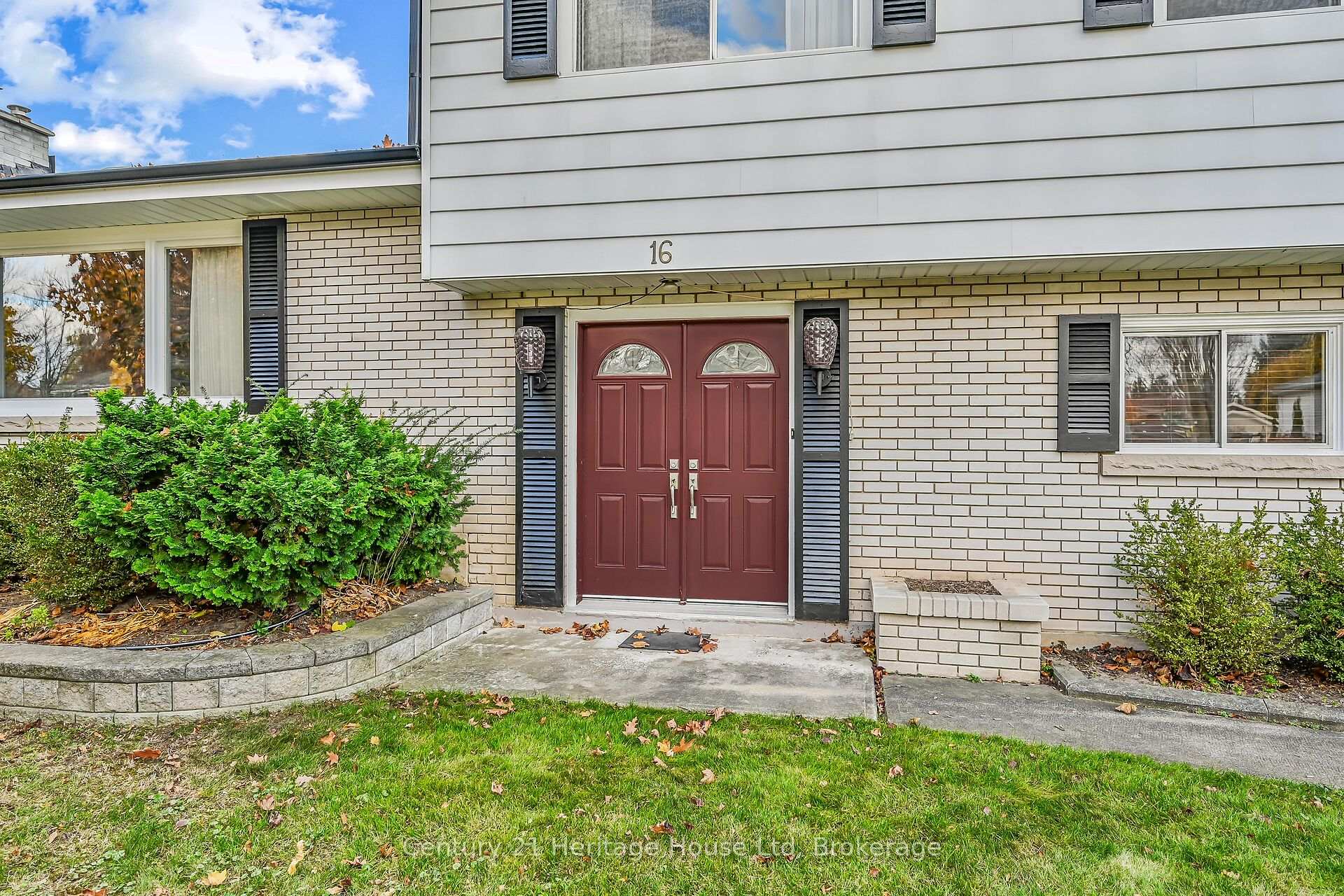 Photo 3 of 16 Harvest Lane S, Brant, Brantford Twp — HOMEH