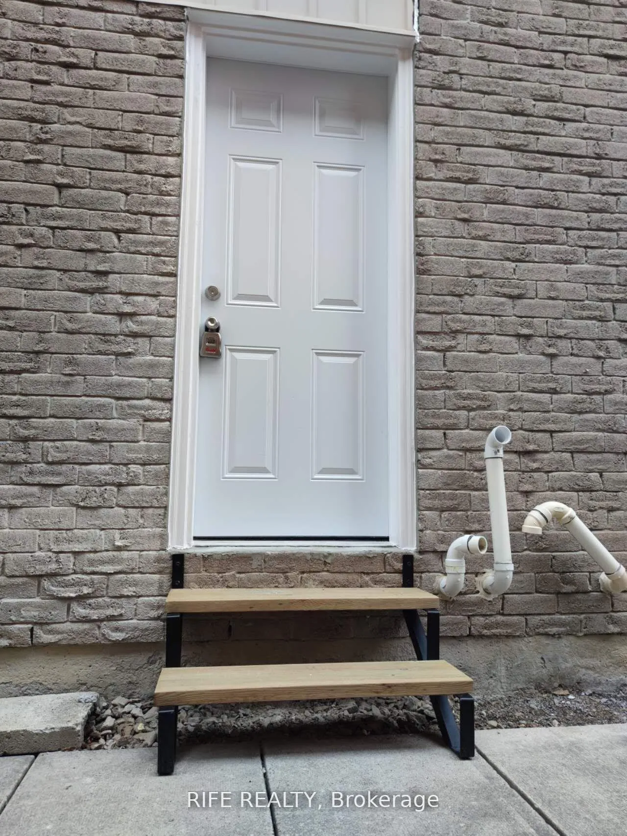 Front of Unit Bsmt, 59 Barrington Crescent
