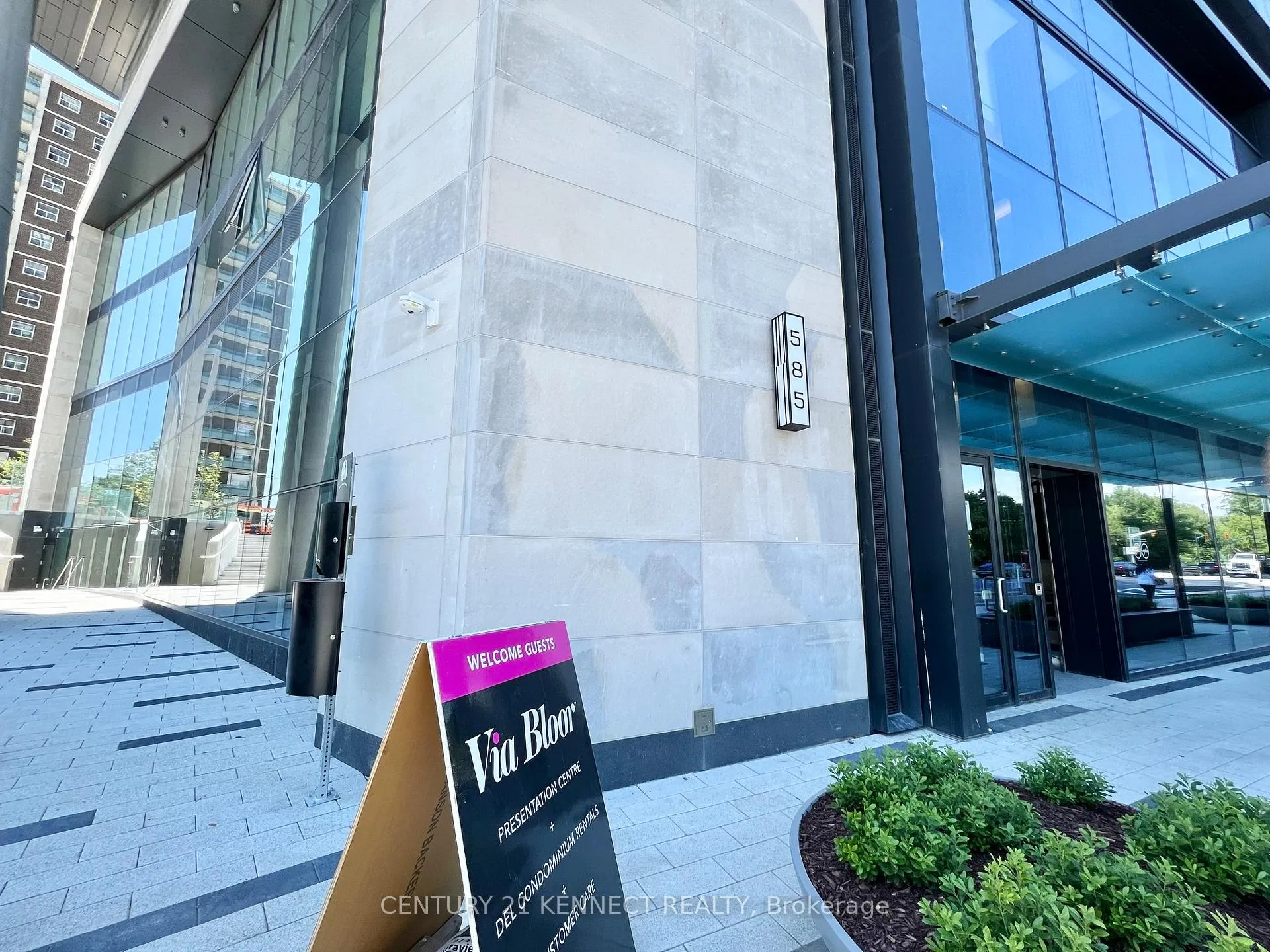Photo 6 of Unit 824, 585 Bloor Street E, Toronto, North St. James Town — HOMEH