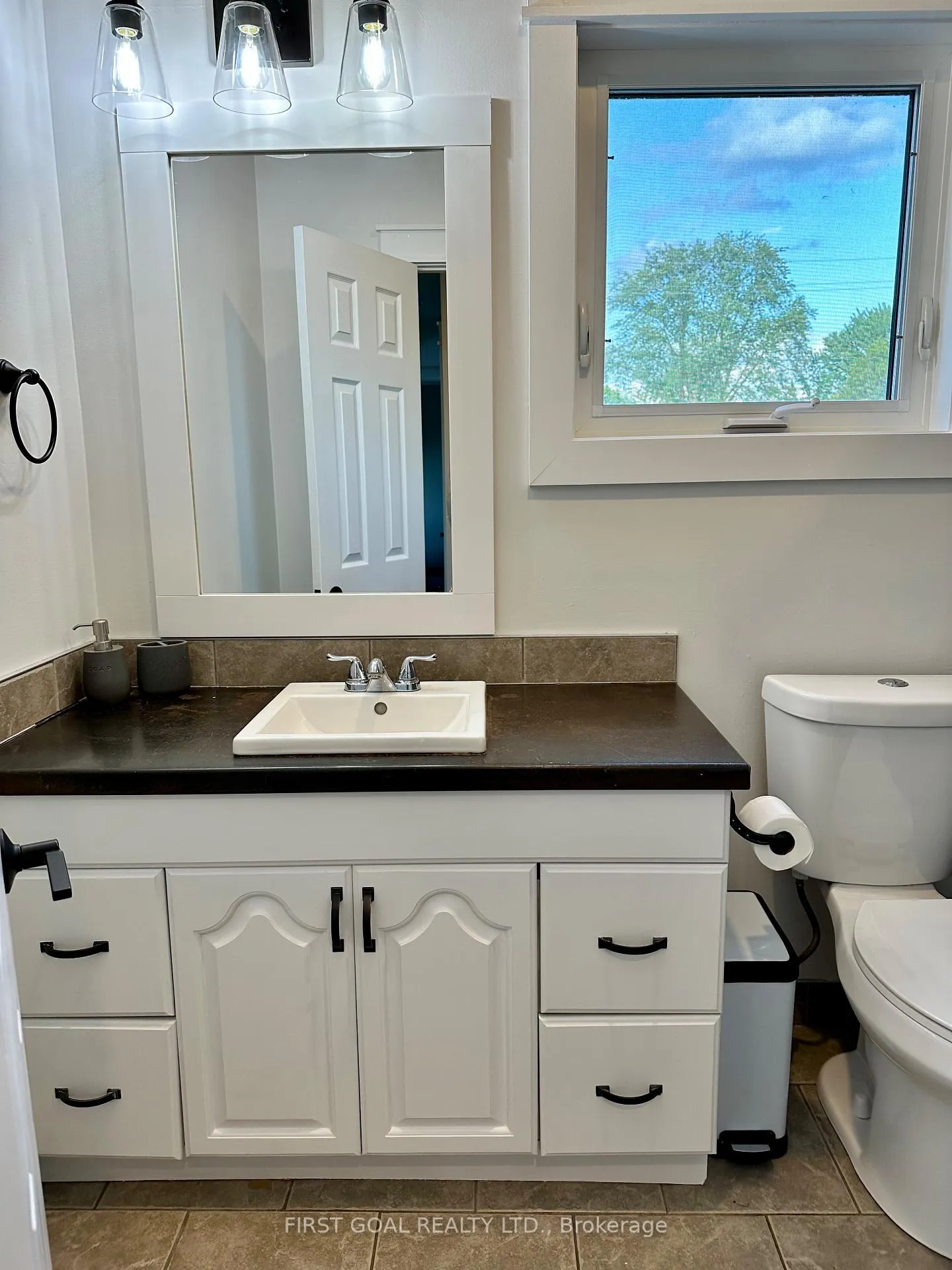 Photo 11 of 7455 91 County Road, Clearview, Stayner — HOMEH
