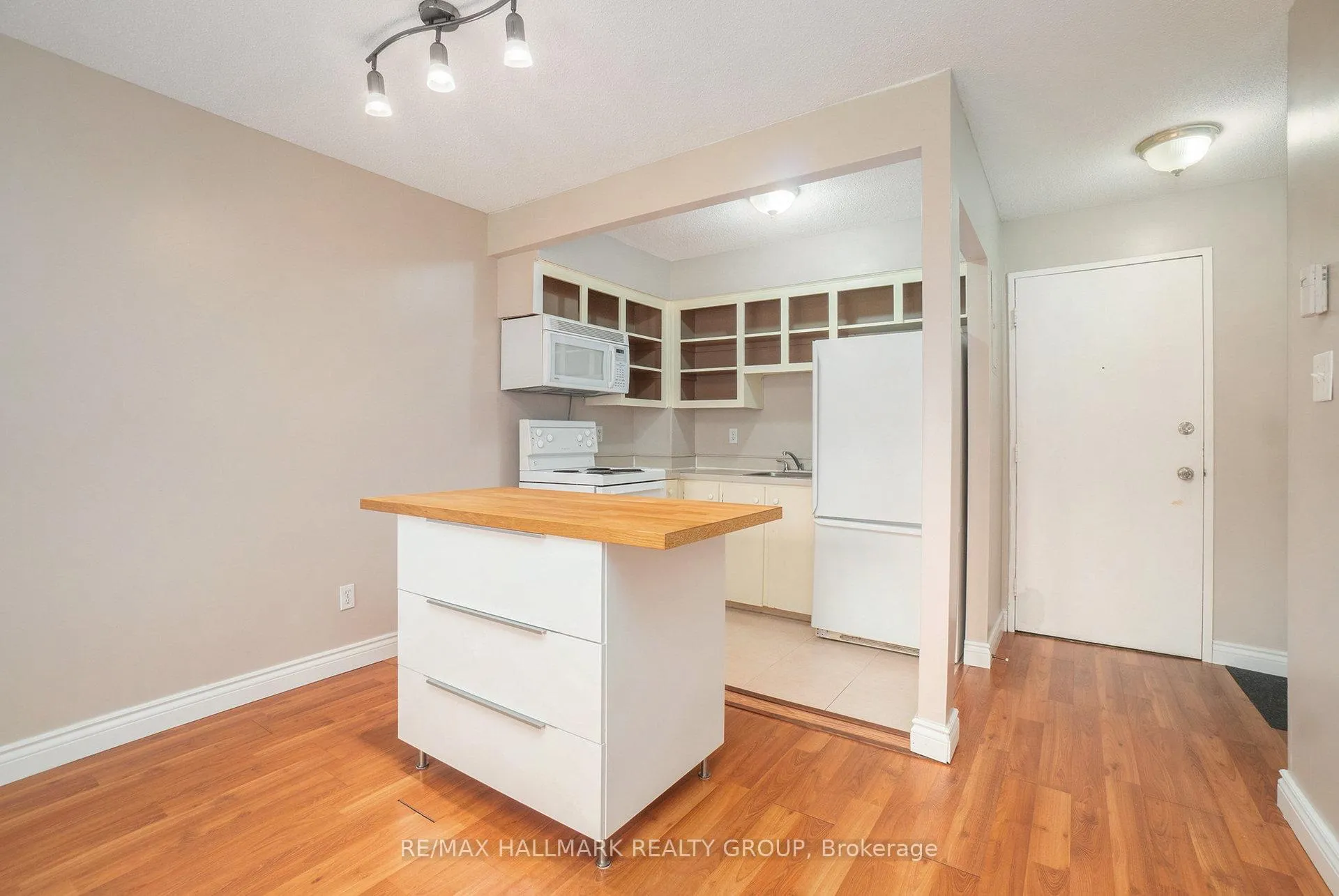 Photo 7 of Unit 203C, 2041 Arrowsmith Drive, Ottawa, Beacon Hill South — HOMEH