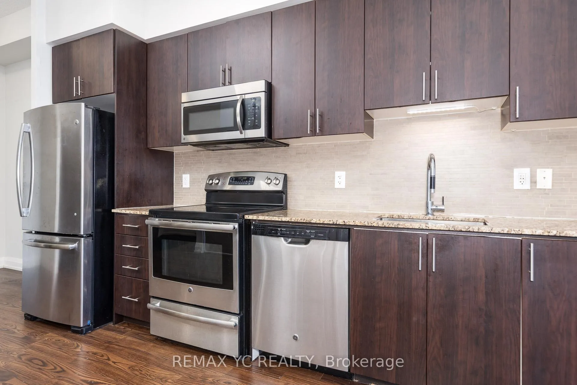 Photo 5 of Unit 927, 7161 Yonge Street, Markham, Grandview — HOMEH